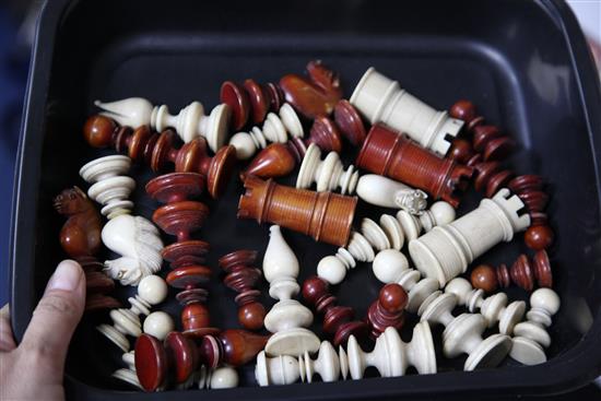 A late Victorian carved and stained ivory chess set, kings 3.75in.